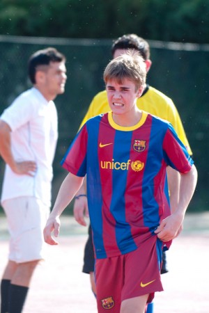 justin bieber barcelona shirt. Justin Bieber plays soccer in